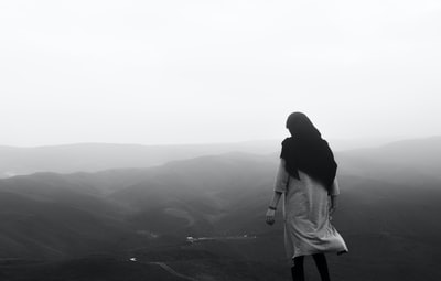 女子站在
